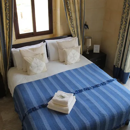 Country Views 3*